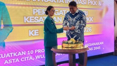Wakil Bupati Pacitan, Gagarin, saat menerima potongan tumpeng dari Ketua TP PKK Pacitan, Evi Indrata Nur Bayuaji.