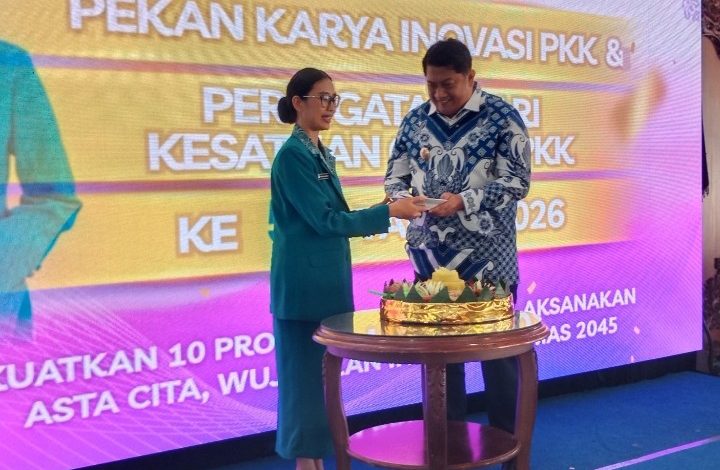 Wakil Bupati Pacitan, Gagarin, saat menerima potongan tumpeng dari Ketua TP PKK Pacitan, Evi Indrata Nur Bayuaji.