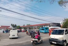 Antrean panjang pembelian Pertalite di SPBU Registrasi 01, Ploso Pacitan.