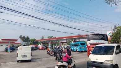 Antrean panjang pembelian Pertalite di SPBU Registrasi 01, Ploso Pacitan.