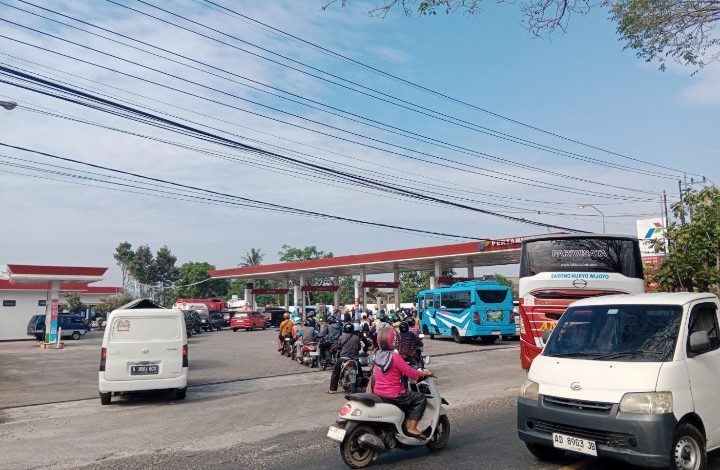 Antrean panjang pembelian Pertalite di SPBU Registrasi 01, Ploso Pacitan.