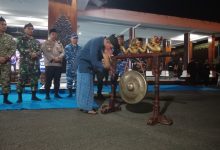 Bupati Pacitan, KRT Indrata Nur Bayuaji Reksonagoro, saat pukul gong sebagai tanda dimulainya "Mlaku dan Mlayu Suro 1448 H".