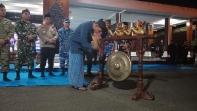 Bupati Pacitan, KRT Indrata Nur Bayuaji Reksonagoro, saat pukul gong sebagai tanda dimulainya "Mlaku dan Mlayu Suro 1448 H".