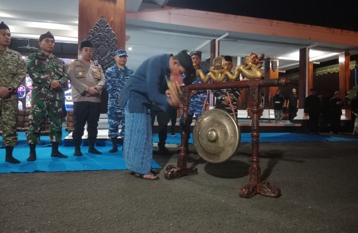 Bupati Pacitan, KRT Indrata Nur Bayuaji Reksonagoro, saat pukul gong sebagai tanda dimulainya "Mlaku dan Mlayu Suro 1448 H".