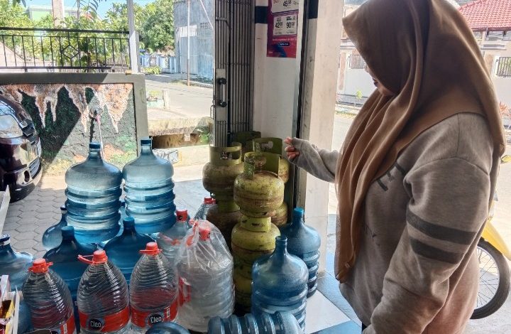 Sejumlah toko kelontong mengaku distribusi gas melon semakin seret.