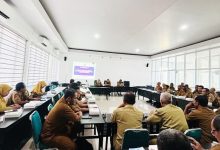 Inspektur Mahmud saat mengundang Kepala Sekolah, Pengawas, dan pejabat dinas pendidikan.