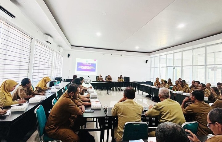 Inspektur Mahmud saat mengundang Kepala Sekolah, Pengawas, dan pejabat dinas pendidikan.