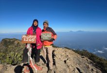 Titis Cahya Winanti (baju merah) bersama pembimbingnya, Sutrisno, saat berada di puncak Gunung Lawu.