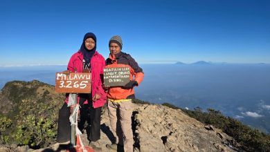 Titis Cahya Winanti (baju merah) bersama pembimbingnya, Sutrisno, saat berada di puncak Gunung Lawu.