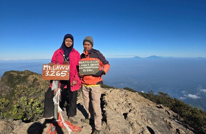 Titis Cahya Winanti (baju merah) bersama pembimbingnya, Sutrisno, saat berada di puncak Gunung Lawu.