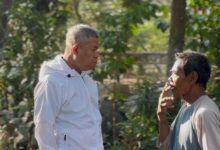 Sekda Pacitan, Dr. Ir. H. Maulana Heru Wiwoho Supadi Putro, saat melaksanakan kerja bakti di Song Meri, Kebonagung.
