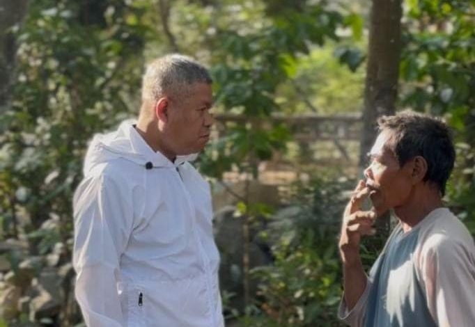 Sekda Pacitan, Dr. Ir. H. Maulana Heru Wiwoho Supadi Putro, saat melaksanakan kerja bakti di Song Meri, Kebonagung.