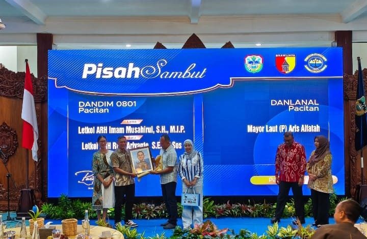 Bupati Pacitan, KRT Indrata Nur Bayuaji Reksonagoro, saat pisah sambut Komandan Kodim dan Danlanal.