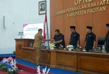 Bupati Pacitan, KRT Indrata Nur Bayuaji Reksonagoro, saat menyampaikan nota keuangan LKPJ pelaksanaan APBD Tahun 2025 kepada Ketua DPRD, Dr. Arif Setia Budi, S. Sos, MPA.