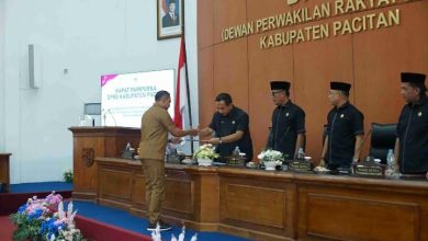 Bupati Pacitan, KRT Indrata Nur Bayuaji Reksonagoro, saat menyampaikan nota keuangan LKPJ pelaksanaan APBD Tahun 2025 kepada Ketua DPRD, Dr. Arif Setia Budi, S. Sos, MPA.