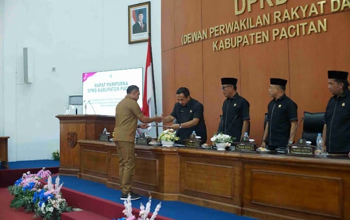 Bupati Pacitan, KRT Indrata Nur Bayuaji Reksonagoro, saat menyampaikan nota keuangan LKPJ pelaksanaan APBD Tahun 2025 kepada Ketua DPRD, Dr. Arif Setia Budi, S. Sos, MPA.