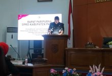 Wakil Bupati Pacitan, Gagarin saat membacakan sambutan Bupati dalam sidang paripurna DPRD.