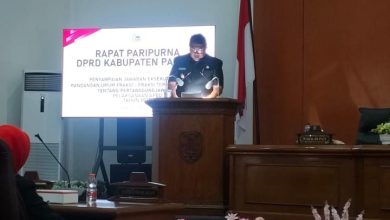 Wakil Bupati Pacitan, Gagarin saat membacakan sambutan Bupati dalam sidang paripurna DPRD.