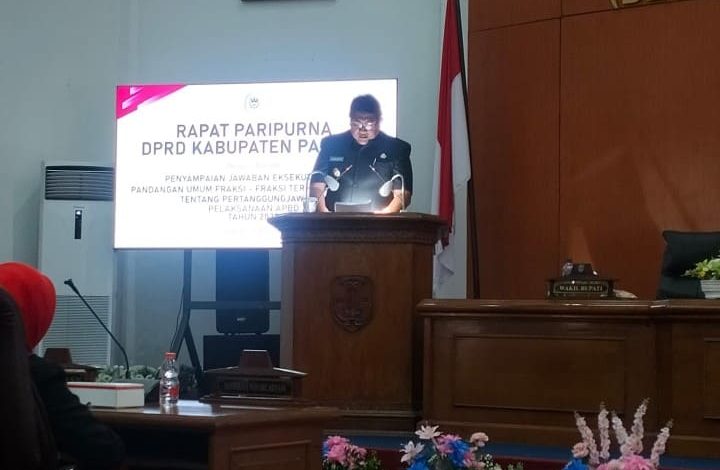 Wakil Bupati Pacitan, Gagarin saat membacakan sambutan Bupati dalam sidang paripurna DPRD.