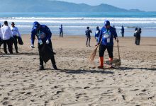 Kegiatan bersih pantai beriringan gerakan Langit Biru Indonesia Asri.