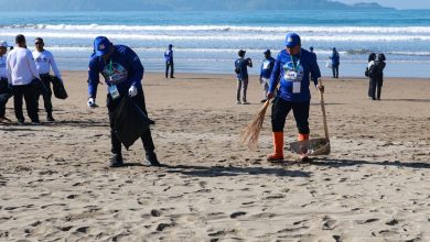 Kegiatan bersih pantai beriringan gerakan Langit Biru Indonesia Asri.
