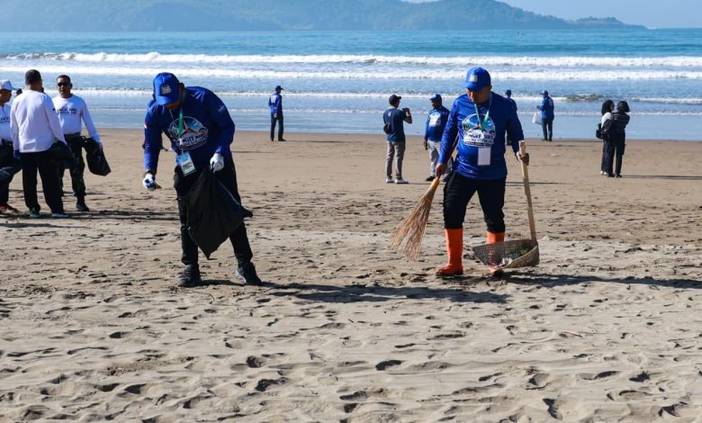 Kegiatan bersih pantai beriringan gerakan Langit Biru Indonesia Asri.