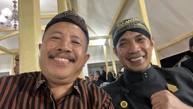 Staf Ahli Bupati Pacitan, Bidang Pembangunan, Perekonomian dan Keuangan, Prayitno (kiri) bersama Ketua DPRD Pacitan, Dr. Arif Setia Budi, S. Sos, MPA.