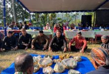 Staf Ahli Bupati Pacitan, Bidang Pembangunan, Ekonomi, dan Keuangan, Prayitno saat menghadiri upacara Baritan.