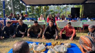 Staf Ahli Bupati Pacitan, Bidang Pembangunan, Ekonomi, dan Keuangan, Prayitno saat menghadiri upacara Baritan.