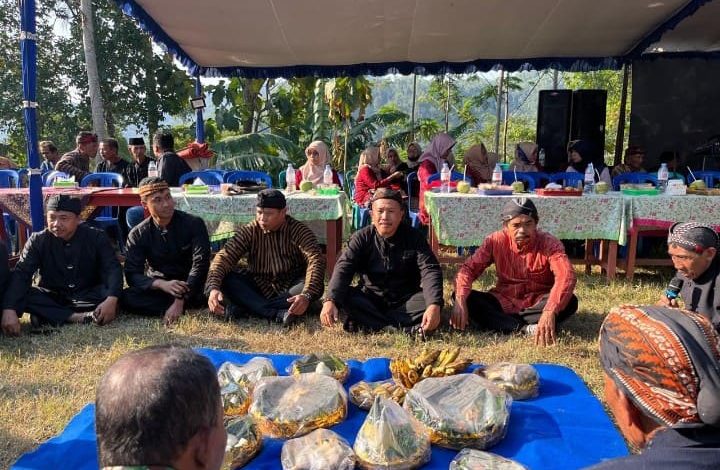 Staf Ahli Bupati Pacitan, Bidang Pembangunan, Ekonomi, dan Keuangan, Prayitno saat menghadiri upacara Baritan.