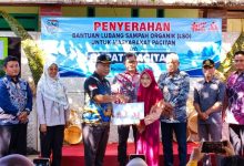 Sekda Pacitan, Dr. Ir. H. Maulana Heru Wiwoho Supadi Putro, Msi, secara simbolis menyerahkan alat lubang sampah organik.