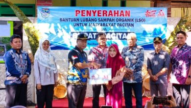 Sekda Pacitan, Dr. Ir. H. Maulana Heru Wiwoho Supadi Putro, Msi, secara simbolis menyerahkan alat lubang sampah organik.