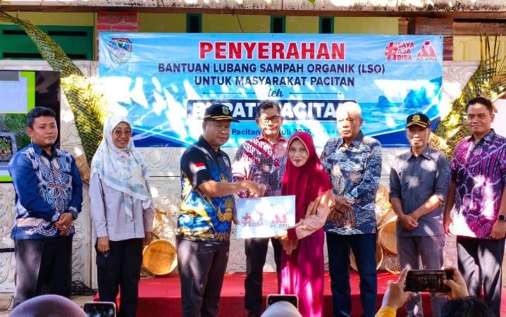Sekda Pacitan, Dr. Ir. H. Maulana Heru Wiwoho Supadi Putro, Msi, secara simbolis menyerahkan alat lubang sampah organik.