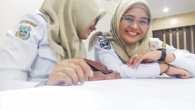 Camat Pringkuku, Widhi Kusumaningtyas (kanan).