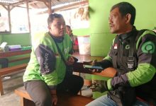 Amir dan Iwan Pego saat menunggu orderan di Posko Media.