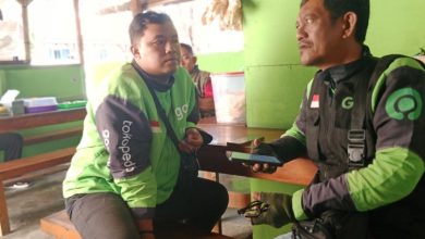 Amir dan Iwan Pego saat menunggu orderan di Posko Media.