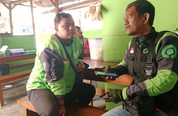Amir dan Iwan Pego saat menunggu orderan di Posko Media.