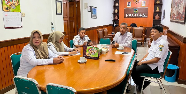 Sekda Pacitan, Dr. Ir. H. Maulana Heru Wiwoho Supadi Putri, Msi, saat mengikuti sosialisasi secara daring.