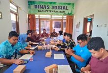 Kadinsos Pacitan, Heri Setijono, saat memimpin rakor perwalian anak.