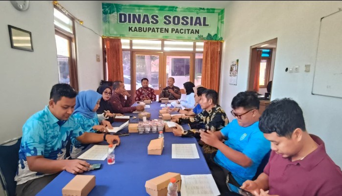 Kadinsos Pacitan, Heri Setijono, saat memimpin rakor perwalian anak.