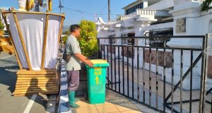 Petugas DLH Pacitan, siapkan tong sampah di kawasan Festival Ronthek. 
