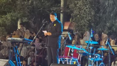 Wakil Bupati Pacitan, Gagarin, saat membacakan pidato pembukaan Festival Ronthek 2026.