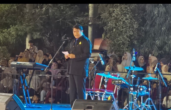 Wakil Bupati Pacitan, Gagarin, saat membacakan pidato pembukaan Festival Ronthek 2026.