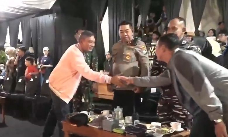 Bupati Pacitan, KRT Indrata Nur Bayuaji Reksonagoro, saat hadir di panggung kehormatan Festival Ronthek 2026.