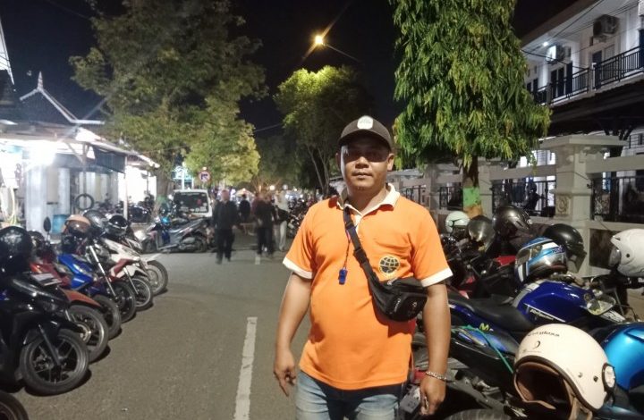 Erwin salah seorang petugas parkir saat Festival Ronthek 2026 Pacitan.
