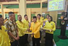 Pimpinan Kecamatan Partai Golkar, Kecamatan Nawangan, Sutrisno, saat menyerahkan SK dan Panji Partai Golkar kepada Ketua PD Golkar terpilih.