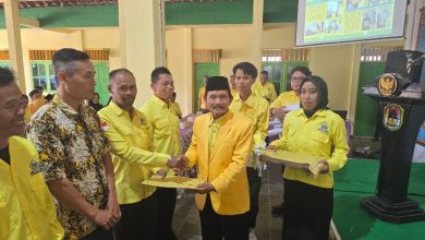 Pimpinan Kecamatan Partai Golkar, Kecamatan Nawangan, Sutrisno, saat menyerahkan SK dan Panji Partai Golkar kepada Ketua PD Golkar terpilih.