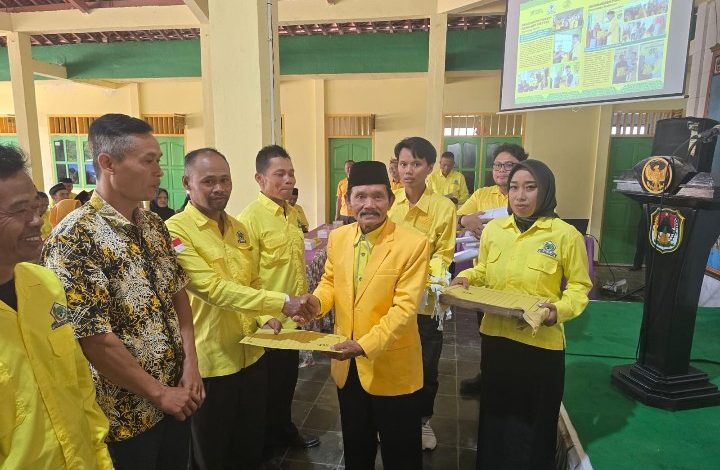 Pimpinan Kecamatan Partai Golkar, Kecamatan Nawangan, Sutrisno, saat menyerahkan SK dan Panji Partai Golkar kepada Ketua PD Golkar terpilih.