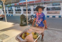 Sucipto alias Mbah Bawuk, penjual pisang keliling di Pacitan.