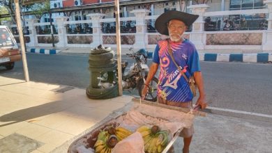 Sucipto alias Mbah Bawuk, penjual pisang keliling di Pacitan.